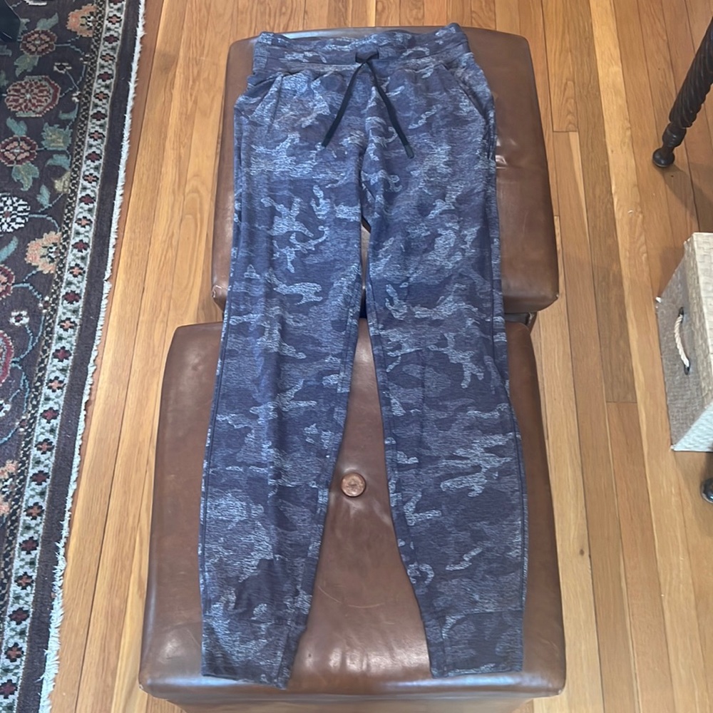 Lululemon joggers size: 4